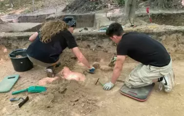 Las. Prace wykopaliskowe i odkrywanie fragment&oacute;w ziemi prowadzone przez dwie osoby. 