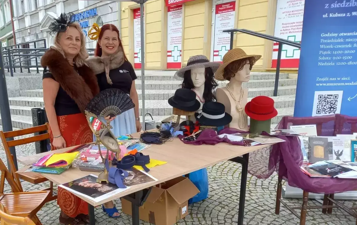 Dwie kobiety w eleganckich ozdobach na głowie. 