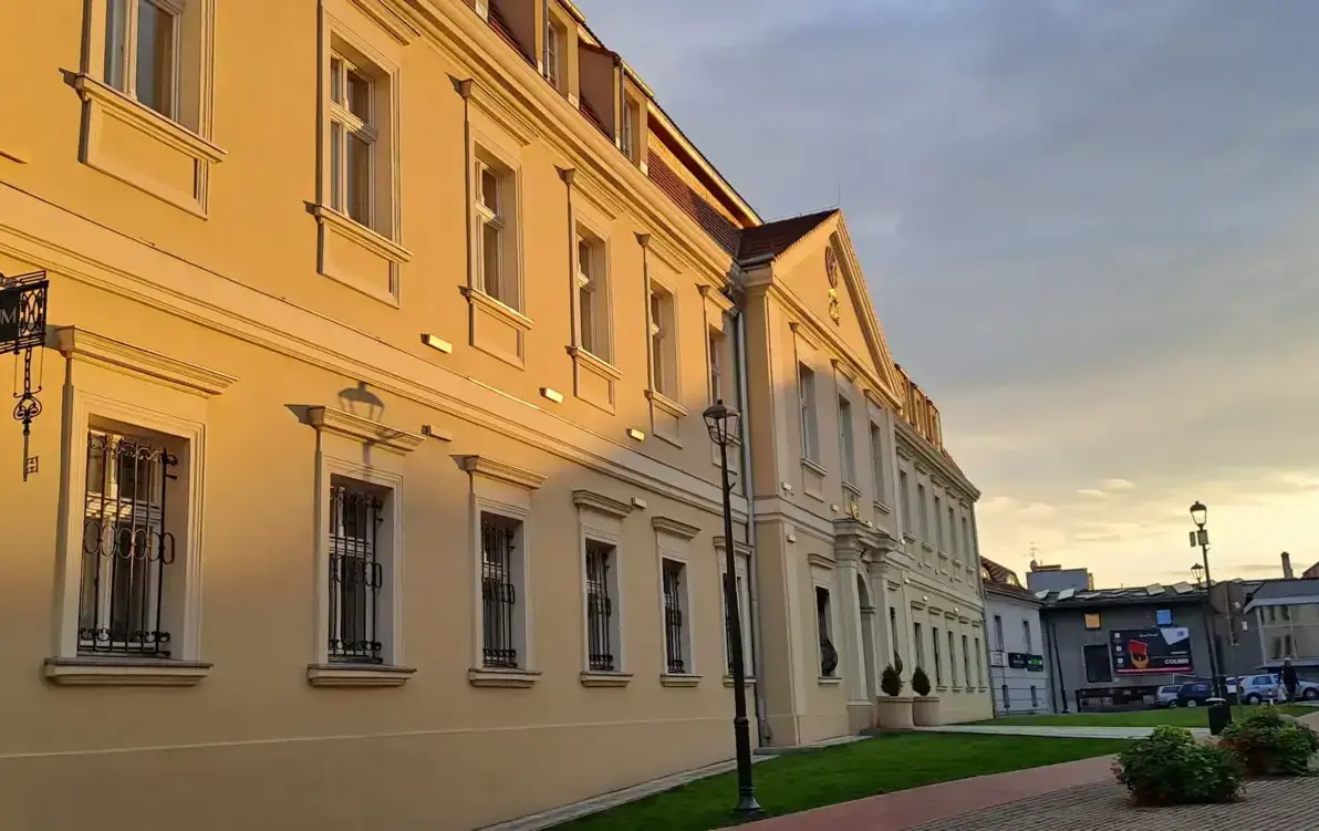 Pałac Dietrichsteinów w świetle zachodzącego słońca