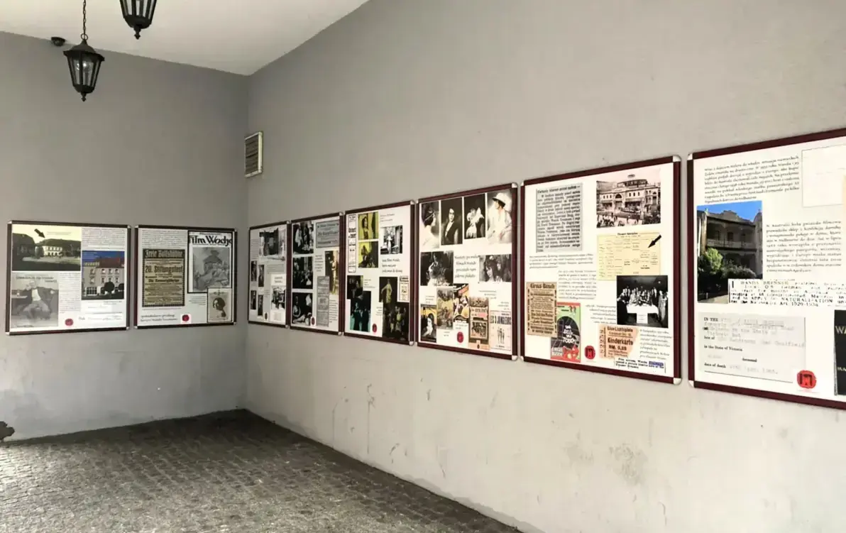 Fragment wystawy pod arkadami na rynku