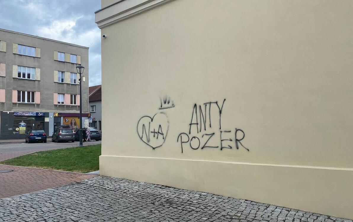 Zdjęcie do Wandale zniszczyli elewację Pałacu Dietrichstein&oacute;w - oświadczenie Dyrektora Muzeum