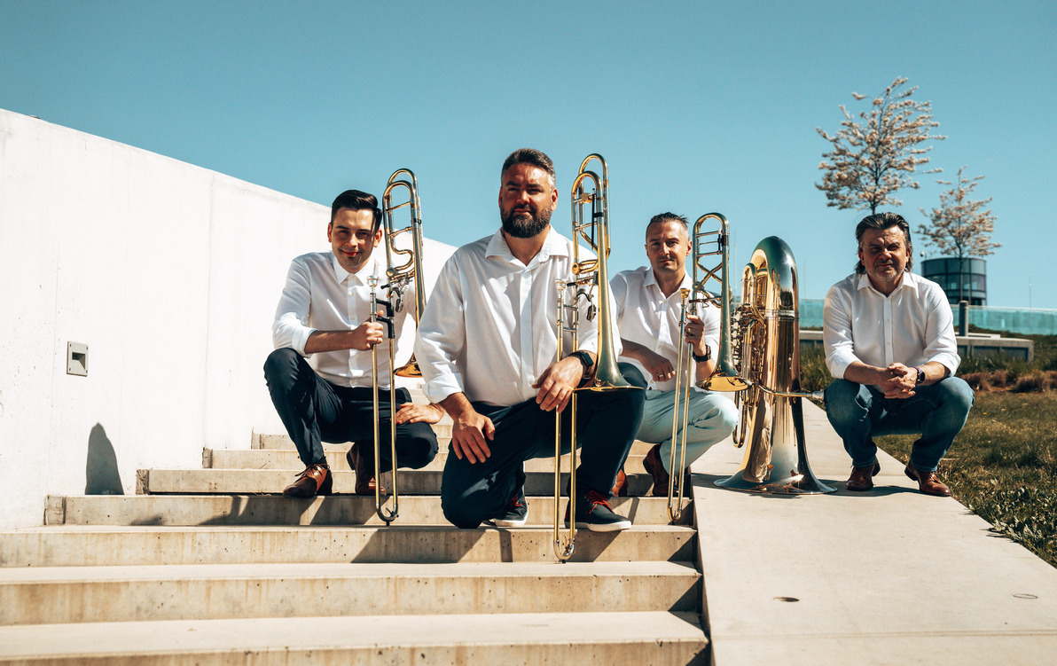 Muzycy z instrumentami dętami na schodach zewnętrznych 