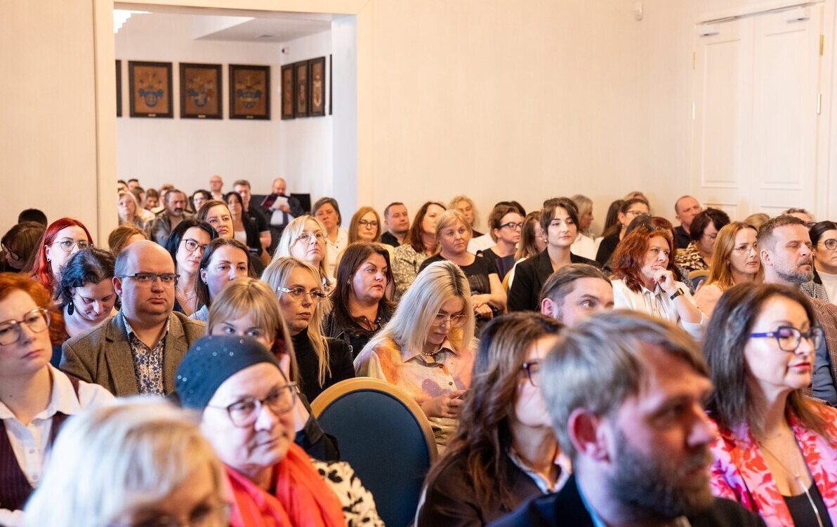 Ludzie siedzący podczas konfernecji 
