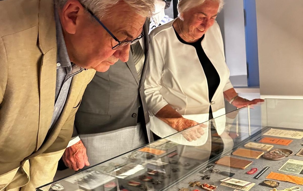 Zdjęcie do Oryginalny pasiak obozowy na wystawie stałej w wodzisławskim Muzeum