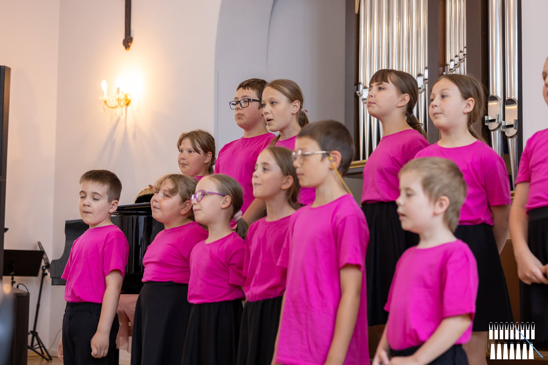 dzieci śpiewające w&nbsp;ukłądzie ch&oacute;ralnym