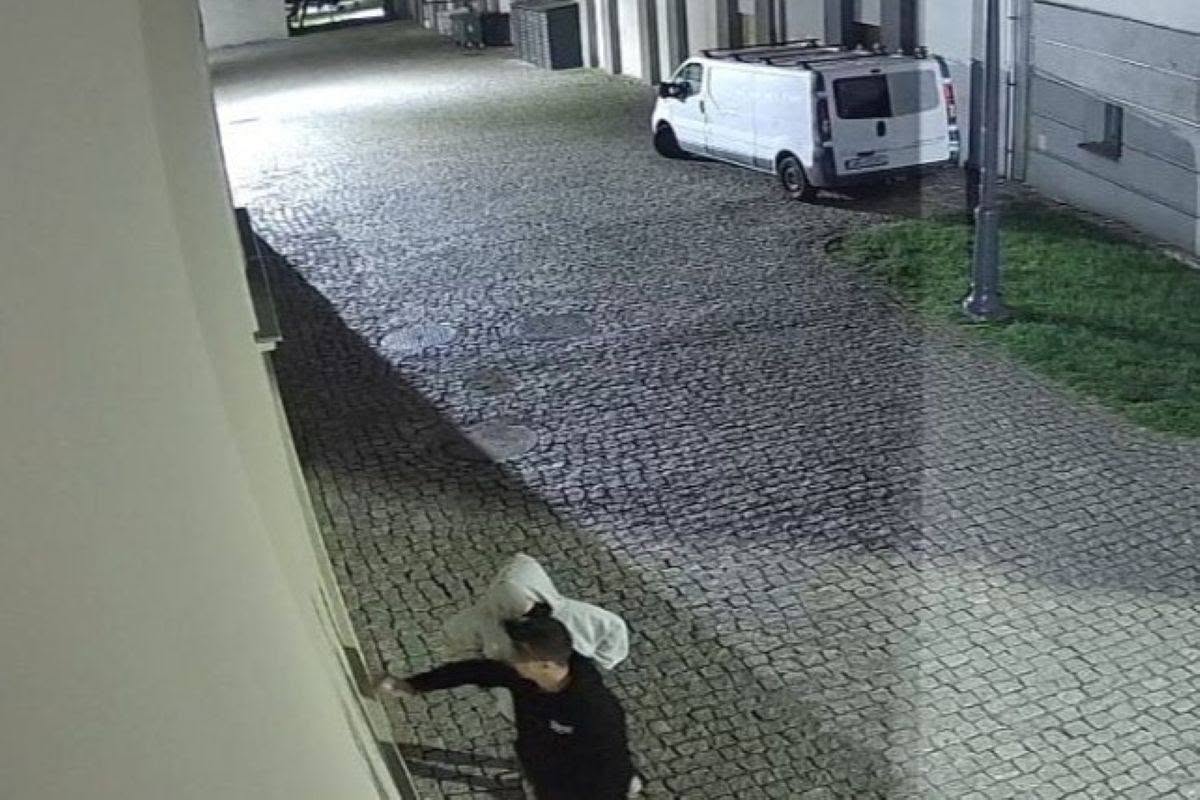 zdjęcie z&nbsp;monitoringu dw&oacute;ch os&oacute;b piszących na&nbsp;elewacji pałacu