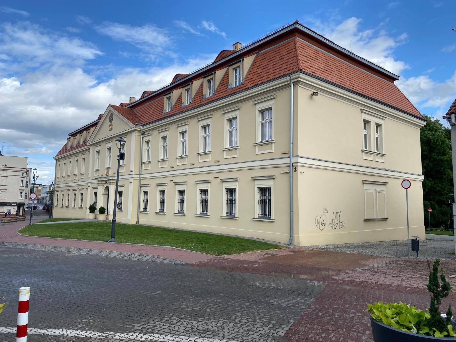 Pałac Dietrichstein&oacute;w z&nbsp;widocznym z&nbsp;prawej napisem wandali