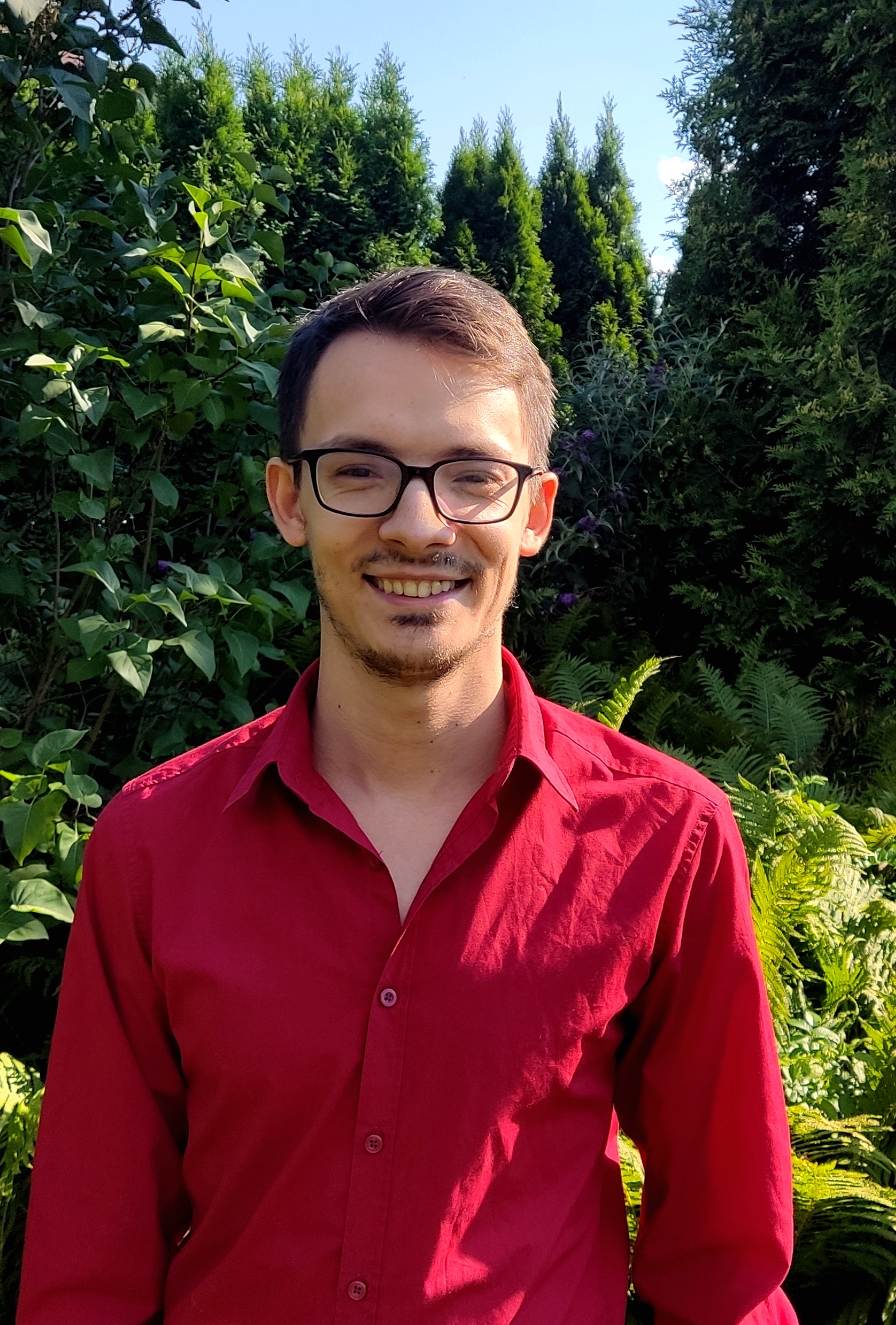 uśmiechnięty mężczyzna w&nbsp;czerwonej koszuli