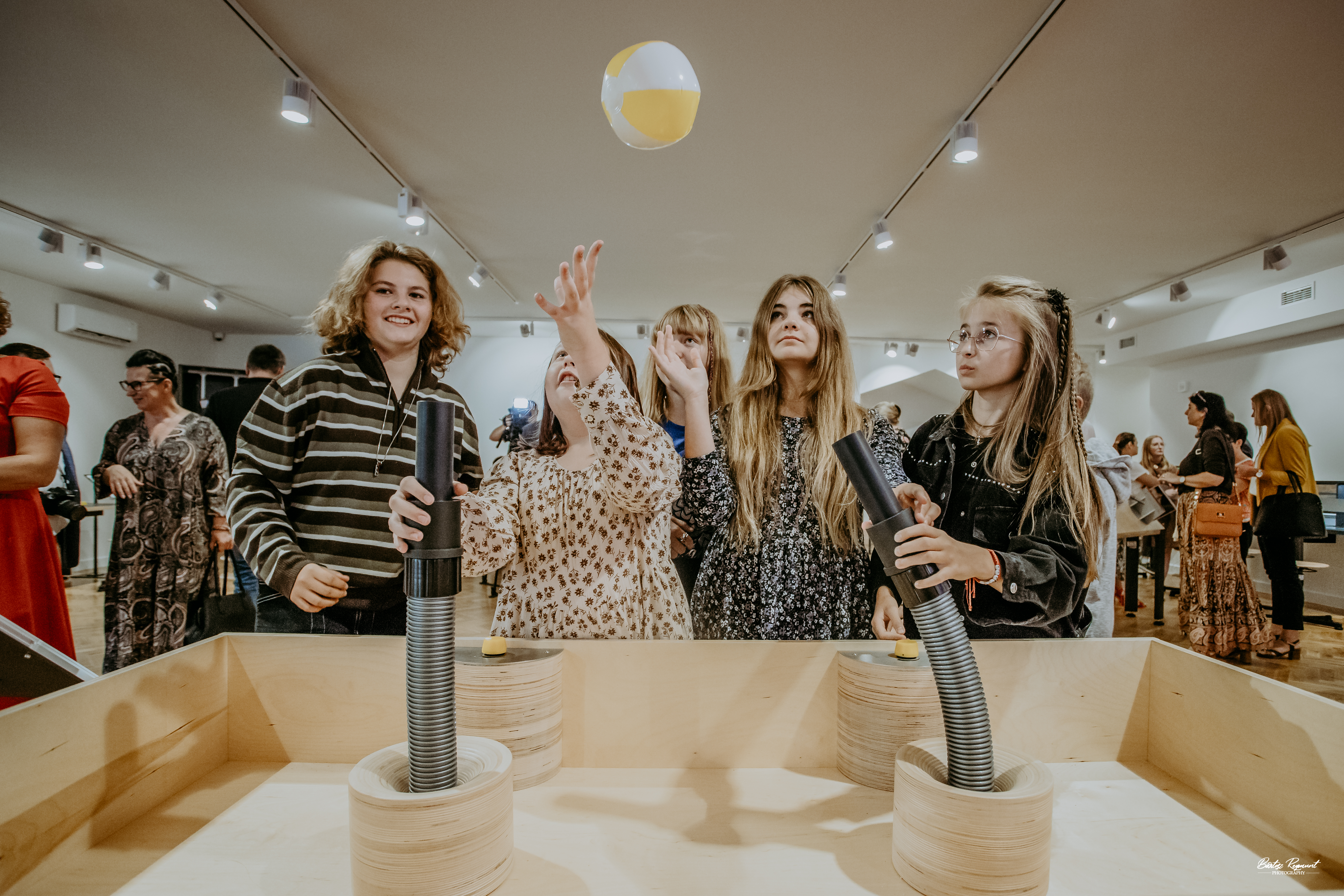 Dziewczynki bawiące się urządzeniem wyrzucającym powietrze. 