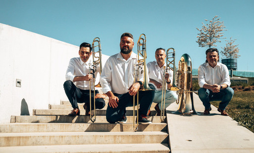 Muzycy z instrumentami dętami na schodach zewnętrznych 