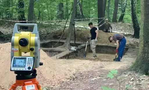 Sprzęt specjalistycznych na tle badań prowadzonych w lesie. 