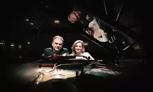 Aleksandra i Marcin Hałat siedzący przy otwartym fortepianie